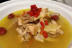 土鸡这样炖也太营养了，鸡肉鲜嫩入味，鸡汤香浓似流金，太赞了 人参土鸡汤这样炖才好喝，汤鲜味美，营养丰富补身体，做法还简单#天儿冷吃点啥 #人参土鸡汤 #抖音美食创作人视频封面