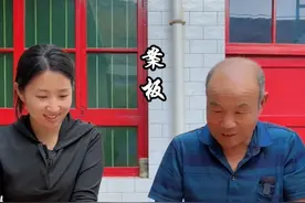 案板 在老宅里翻了五块旧木板，用它们做成一个新案板，再配上结实的案板架子，我爸说这个案板能用几十年。#新农人计划2025 #我的乡村生活 #星乡村星农人 #案板 #乡村手工制作视频封面