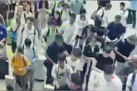 收取好处费“代买火车票”？两名男子在高铁站推无票旅客违规通过检票口，被行政拘留5日！视频封面