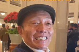 他在河南代表团开放团组会议上的发言，被掌声打断三次，河南省委书记带头给他鼓掌。他说：“我李连成是个农民，没读过书，51岁才开始学认字。我也不会说普通话，如果哪一句你们没听懂，我再给你讲一遍，千万别没听懂却说懂。”李连成今年74岁，他在人民大会堂接受媒体采访时表示，让中国人民饭碗牢牢端在自己手上！#粮食安全  #农业  #两会视频封面