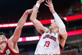 郭艾伦训练时被队友戳伤眼睛，结膜破碎 眼睛里缝了四十多针 #眼科医生 “结膜裂伤大概率能恢复 不影响今后运动生涯”#郭艾伦 #中国篮球