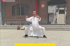 更详细的马步动作讲解来了： 1.两脚距离三脚半
2.脚尖朝向建议45度
3.膝盖打开 开胯
4.膝盖朝向对着脚尖的方向
5.膝盖以下 小腿要垂直
6.大腿蹲平，与小腿形成90度
#马步 #马步桩 #运动 #中华武术博大精深 #袁师懋视频封面