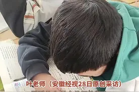 13岁男孩大冬天只穿单薄衣服上学，老师看到后送厚棉服给他还给他买鞋袜，“他一岁多父母就都去世了，现在和80多岁的大伯相依为命，但是性格开朗，同学们平时都很照顾他！”#生活不易 #总有温暖在身边 #暖心 #好老师 （视频来源：@春红 ）视频封面