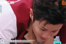 #王勉急出夹子音  为完成“2个手指2个膝盖2只脚”的指定动作，#刘昊然  @王勉  @马伯骞  @张颜齐  各有各的忙碌，给王勉都急出夹子音了，也太好笑啦~视频封面