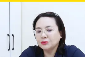 到底是谁出了轨，HPV感染是不是他传染给你的？ HPV感染的传播途径并不仅限于性传播，还包括皮肤与黏膜之间的接触。这意味着即使没有直接的性行为，病毒也可能通过其他方式传播。因此，了解这个传播方式是非常重要的。

当讨论HPV感染时，很多人可能会在意感染的责任归属，但我更倾向于把它看作是一个社会公共问题，而非你我之间的简单问题。实际上，HPV感染是非常普遍的现象，很多人可能都在不知不觉中感染了这个病毒。

对待这一问题，关键在于双方的共同理解和配合。男性要关爱女性，而女性在发现自己感染后，应该积极调整生活方式，重回健康轨道。无论是作息规律、接种疫苗，还是定期进行健康检查，都是保护自身和他人健康的有效措施。

我们也鼓励大家接种HPV疫苗，这是一种预防措施，有助于降低感染风险和相关疾病的发生。重要的是，不要在局限的小圈子里纠结于责任的问题，而应把焦点放在如何一起维护健康上。生活本就充满挑战，不需要再因为这些问题而增加更多的压力。保持开放的心态，关注健康，让生活更加简单和美好。#hpv #女性 #医学科普#hpv感染 #硬核健康科普行动视频封面