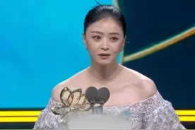 #蒋欣 凭借#小巷人家 获得白玉兰最佳女配角！恭喜宋莹！#蒋欣白玉兰最佳女配角 #直击白玉兰颁奖典礼