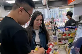 俄罗斯妹妹第一次看到掌纹支付！云飞这波操作把妹妹整不会了 #购物体验 #外国人在中国视频封面