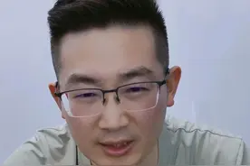 警惕！三月三 荠菜煮蛋的危害！ 别再相信
荠菜煮鸡蛋能驱寒了
三月三，荠菜煮蛋赛仙丹！对你来说，也可能是毒药！
今天我要给你揭开这一习俗的起源！其实与民间信仰、节气养生、
还有历史传说都密切相关！大概有以下几种说法，我来说给你听。
第一种解释：农历三月初三，古称上巳节，是传统的节日之一。
此时正值春季，气候转暖，百草萌芽。民间认为此时采集的草药，
比如荠菜，它具有很强的祛寎强身的作用！
而荠菜呢，被视为药食同源的一种野菜！
荠菜具有青热 平干、解毒的作用！ 
古人将荠菜与鸡蛋同煮，既顺应了季节养生，又寄托了驱邪避灾，
祈求健康的愿望！
但是我想告诉你，荠菜性微寒，它并不能够驱寒！
所以你要真正达到这种结果，一定要记住！荠菜煮鸡蛋要加生姜，加大枣
甚至加干姜！！这才能达到你想要的结果！
对于寒，拉肚子的人，根本就不适合！
第二个，与华佗有关！
据说某一年的春天，江淮地区瘟疫流行，很多人因为湿热致寎！
华佗发现，荠菜有清热解毒！
于是，便教老百姓用荠菜煮鸡蛋，以缓解丙痛！
后来呢这一做法逐渐演变成习俗，并在三月初三被赋予祈福的意义！
从这个角度来讲，荠菜煮鸡蛋更主要的是清热解毒！
第三种说法：荠菜煮鸡蛋的习俗与神农氏炎帝尝百草的传俗有关！
神农为寻草治病，草药常以身试药！
而荠菜呢，因为具有解毒的功效而被推崇！
所以后人为了纪念神农氏的贡献，便在春季采荠菜煮食。
而鸡蛋又具有生命与圆满的象征，所以荠菜煮鸡蛋就形成了一种祈福
圆满的习俗！这个习俗在湖南 湖北 安徽等地比较盛行！
部分地区，还会将煮熟的鸡蛋分给家人或者邻居，
寓意共享平安幸福！！
#三月三荠菜煮鸡蛋赛仙丹 #三月三荠菜花煮鸡蛋 #荠菜煮鸡蛋 #荠菜的神仙吃法#健康科普视频封面