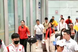 #国乒队回家啦  【#国乒荣耀归来 ！上千球迷在机场迎接】8月12日凌晨，在巴黎奥运会包揽5金的中国乒乓球队顺利抵达北京首都国际机场，荣耀归来！众多粉丝手持鲜花迎接。有的昨晚即在机场守候，为心中的英雄送上最真挚的掌声和祝福。辛苦了，欢迎国乒队回家！#我们的国乒队回来了