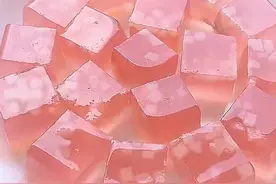 这样做的水蜜桃果冻，有一股甜甜的初恋味道，快去试试吧~#水蜜桃果冻 #美食推荐 #白凉粉系列 