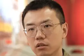 九三阅兵上演奏的《无人智胜进行曲》刷屏了，它同样出自《钢铁洪流进行曲》的作者李旭昊之手，他在接受采访时坦言创作压力巨大，新作《无人智胜进行曲》刻意突破《钢铁洪流》风格，以“科技感+神秘感”为核心。他认为若带着“求火”的功利心创作，本源不净，作品反而不会成功。#九三盛大阅兵  #无人智胜进行曲  #我们的胜利