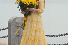 给85个陌生女生送花 #陌生人的善意 #治愈系笑容 #一束鲜花的浪漫永不过时 #一束花的仪式感 #治愈自己视频封面