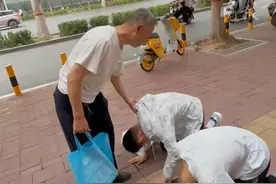 父母缺席18年，爷爷撑起了天，老人烈日下陪双胞胎孙子高考惹人泪目视频封面