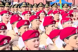 红场阅兵前的有爱互动，中国人民解放军三军仪仗队和俄罗斯女兵方队成员合唱经典歌曲《卡林卡》