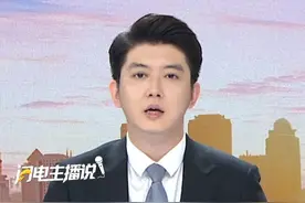 今年6月，丽江市人民政府发布公告称，新《丽江古城维护费征收管理办法》于2025年8月1日起执行。新办法规定，丽江古城维护费的征收标准为每人单次缴费50元，单次缴费有效期为365天，有效期内缴款人经核验可不限次数进入丽江古城。对此，丽江古城保护管理局工作人员称，古城是开放式的世界文化遗产，古城没有围墙，散客还是可以自由进出。#丽江古城 #门票 #游客