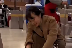 女生去陌生人宴席打包剩菜，给流浪猫狗们带回丰盛“大餐”。#善良的人最美 #每个生命都值得被温柔以待视频封面