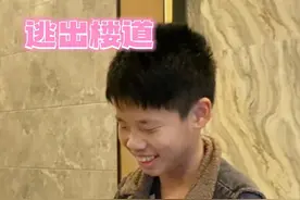 楼梯间的怪事，小男孩带着奥特曼无限版逃出循环 #奇妙积木奥特曼视频封面