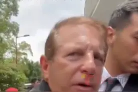 8月1日中国香港，#李玟 丈夫Bruce现身火葬场，粉丝涌上冲突怒骂 “没良心！你不善待coco”