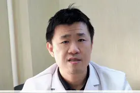 膝盖里有没有积液，一招教你轻松判断 #膝关节疼痛  #半月板损伤 #膝关节积液 #硬核健康科普行动  #抖出健康知识宝藏视频封面