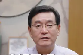 吃饭不嚼，一步到胃？ 工作再忙，吃饭的时候还是细嚼慢咽，享受食物的美味同时也对胃有好处啊#狼吞虎咽 #吃东西样子真可爱 #科普 #硬核健康科普行动视频封面