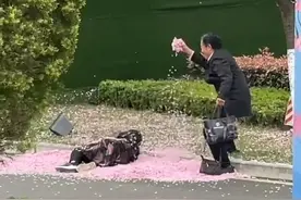 奶奶“少女心爆棚”，爷爷强力助攻，帮忙撒花瓣。#老两口 视频封面