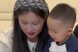 儿子忍痛割爱把蛋糕给了妈妈，心里还是有点想哭 #亲子日常 #母慈子孝 #戏精宝宝 #超有爱 #萌化了视频封面