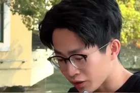 #何同学为来杭的库克送上土味情话  “希望你能记住这个美好的午后！”（画面来源：老师好我叫何同学）#夸克 #杭州 #西湖视频封面