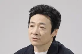 “以前会拘谨，现在我可能更放松和更释然了。”#祖峰 表示，对于表演尽量不让自己有惯性，每个饰演的人物都是不一样的。你记得哪些他的演技高光时刻呢？ #来央八看好剧