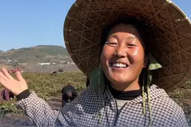 70后“沂蒙二姐”田间作诗走红，本人回应 近日，山东农妇“沂蒙二姐”火出圈，她在农田间作诗，被称为田埂诗人。52岁的“沂蒙二姐”吕玉霞来自山东临沂，她出身农家，15岁辍学，16岁进入棉花厂工作长达20年。吕玉霞很喜欢阅读、写诗，也很享受创作的感觉。2022年她开始独自进行视频创作，包括文案撰写、拍摄、剪辑和发布。创作灵感来源于日常，有时为创作会思考至凌晨2点，早期因热爱阅读，拿出一半工资订书，坚持阅读十多年。3月13日，她用一首诗总结自己的人生，并回应走红：农妇的执着追梦，非雄心壮志以腾空，寻知己良人以共勉。她表示，感恩媒体报道和众多网友的托举和鼓励，“很开心，谢谢你们的厚爱和支持。”#沂蒙二姐作诗回应走红 （@沂蒙二姐 、新民晚报）视频封面