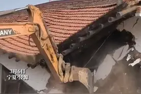 3月6日，固原市泾源县泾河源镇高峰村地质灾害点拆除旧房工作启动。高峰村2024-2026年度涉及地质灾害避险搬迁群众145户523人。为确保群众早日搬进安全住房，续建项目正如火如荼开展。预计4月下旬完工并让群众顺利入住。此外，还配套建设肉牛养殖园区和菌菇种植园区，确保搬迁群众搬得出、稳得住、能致富。#这里是固原 #避险搬迁群众将搬入新房  #泾源县泾河源镇高峰村旧房拆除工作启动  #村里有戏视频封面