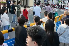 2025河南中考今日开考，最后一批“00后”和首批“10后”踏入考场，祝大家考试顺利，梦想成真。（记者 王坤源 董阳果 赵霄翔 实习生 贾月）
#河南中考  #最后一批00后中考