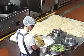 总台记者直击甘肃血铅异常幼儿园现场 ：大门紧闭，不时有办案人员出入现场调查。（央视新闻）#新华每日电讯