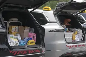 重庆高考暖心风景线：“金榜题名车”爱心送考，彰显城市温度。#重庆车主为了高考有多拼