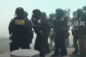 美国加州州长要求撤回向洛杉矶部署国民警卫队命令 视频封面