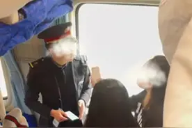 一女子乘火车买硬座非要坐卧铺车厢
乘务员要求女子坐回自己座位时
被女子言语辱骂近5分钟
#车厢 #火车视频封面