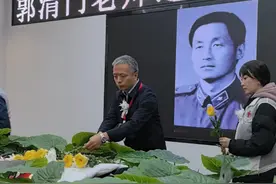 七旬老教师“重新上岗”成为大体老师 致敬！师者仁心！ 近日，陕西西安。76岁的退休老教师郭清门于今年2月9日不幸因病去世，他的爱人按照郭老师生前意愿，将他的眼角膜捐献给了陕西省红十字眼库，并将郭老师的遗体捐献给陕西省红十字遗体捐献中心，这意味着郭老师在去世后“重新上岗”，成为大体老师，在祖国的医学教育事业上继续发挥着光和热。致敬！（编辑 徐娇 郝炜）视频封面