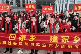 重庆接你回家！1月24日，重庆籍外出务工人员搭乘专列从广州出发回到重庆，重庆市人力社保局副局长夏杨松到站温暖相迎。重庆老乡：坐着返乡专列回家，这个关怀和温暖令人非常感动。#烟火山城 #2025春运 #回家过年视频封面