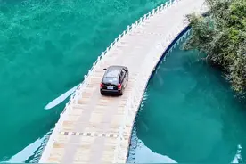 一镜到底看完湖北省恩施市宣恩县狮子关水上公路 看洪家河“钻地”奇观，赏一坝二库，感受狮子关独特魅力，这里有神秘亮洞，独特水系，以及因“堵洞”造就的一坝二库景观。
#风景都在路上 #自驾游风景 #地理地貌 #恩施热门景点推荐 #自然奇观视频封面
