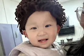 羡慕我女儿有一个好奶奶，更庆幸我遇到了一位好婆婆，不管是吃的穿的还是玩的都给孙女安排的明明白白，礼物有价爱无价，最让我感动的就是他们的这份心意#公婆 #奶奶的爱 #记录真实生活视频封面