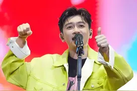 明明都是小虎队演员，为何吴奇隆陈志朋都服了兵役，而苏有朋却免除兵役?#娱乐八卦 #2025靠什么过年 #苏有朋 #吴奇隆 #明星资讯视频封面