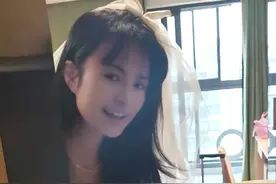 11月21日上海，新郎驾车1900公里接新娘回家，沿途发喜糖路人纷纷送上祝福，新娘：没有婚礼，简单但很快乐视频封面