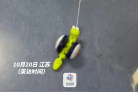 10月20日（采访时间），江苏。现在的儿童医院好会哄小朋友，护士手牵“毛毛虫”玩具引导，网友：我这么大的“宝宝”可以哄一下吗？#人类幼崽视频封面