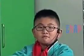 三名学生上课时爱说话被老师带上小蜜蜂 果然00后老师一出手就是绝杀。 评论区家长纷纷点赞求同款链接。 来源：@①杨视频封面