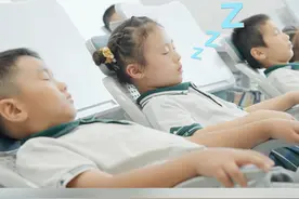 学生午休“趴睡”变“躺睡”！南师附中高淳学校“解锁”午休新姿势。视频封面