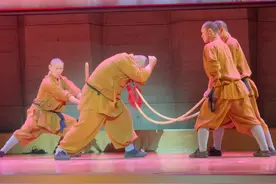 少林武僧巴黎展示“金枪刺喉”，别说外国友人看呆，就这硬气功 中国人也得直呼好家伙#河南卫视我们的春节 #春节  #河南卫视#河南dou知道视频封面