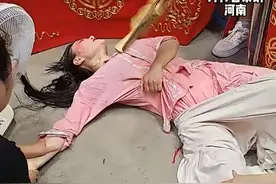 7月7日（采访）河南，“戏比天大，一开锣不能停。”豫剧女演员高温40℃坚持演出两小时，直到谢幕后中暑热晕在地。剧院回应：感谢大家的关心，演员已经康复