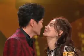 @萧正楠 ：我很想趁这个机会感谢我太太黄翠如~#萧正楠 #黄翠如 #万千星辉颁奖典礼  