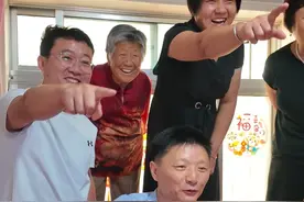 儿子担任陆军方队护旗手，父亲激动得一夜没睡直言：“儿子军装照朋友圈点赞爆了！”（董子豪 刘承杰）#九三阅兵