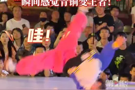 #小孩哥参加街舞比赛反差感超强 ，上一秒还在哭唧唧，下一秒直接“起飞”。全场瞬间哇声一片！#小孩哥 #街舞视频封面
