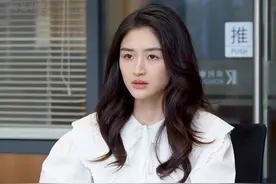 女孩遭受男友的精神控制被逼跳楼，母亲得知后为女儿撑腰视频封面